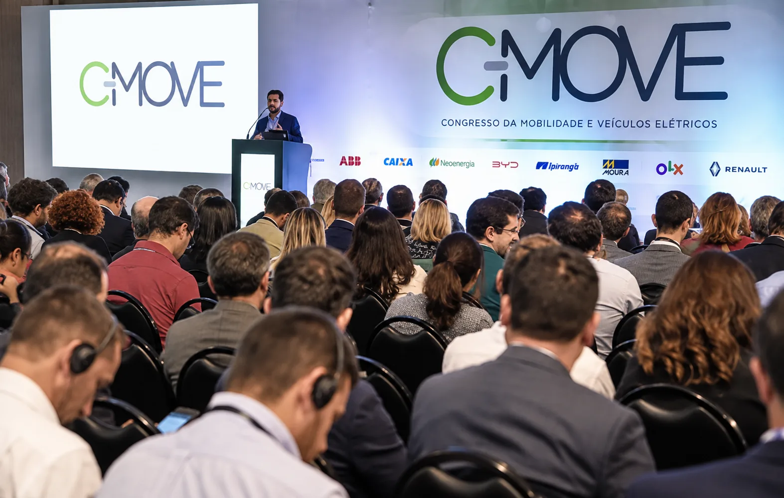 Plateia acompanhando palestra no C-MOVE