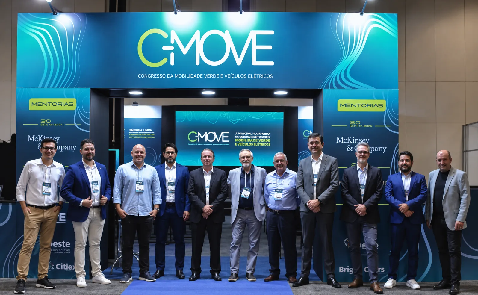 Lideranças reunidas no espaço do C-MOVE