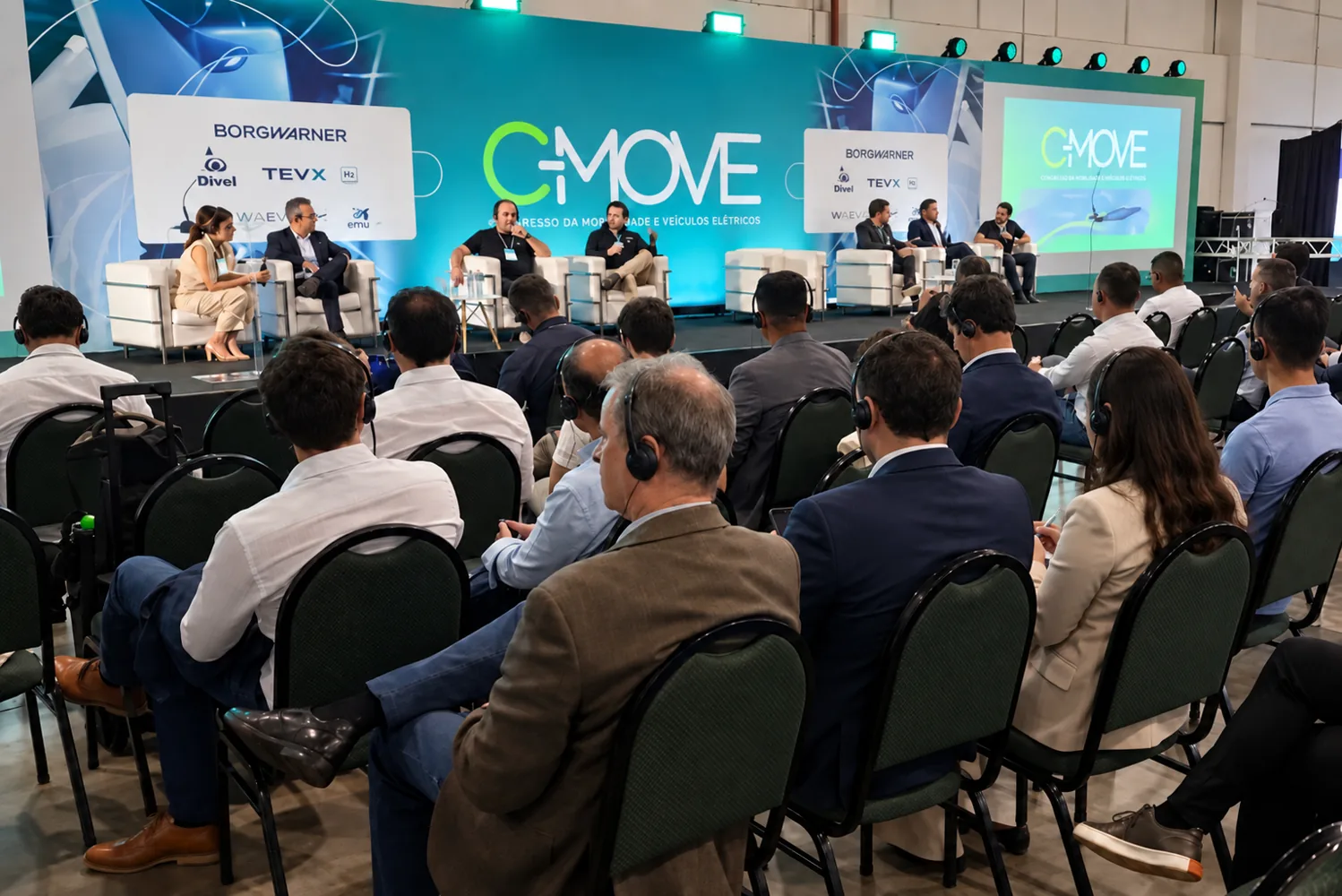 Painel de debate diante do público no C-MOVE