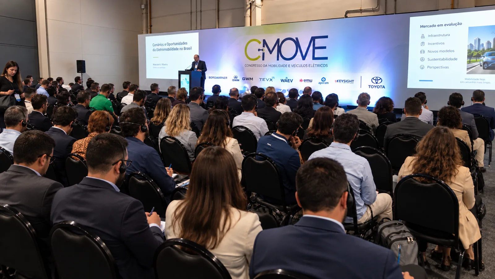 Público acompanhando apresentação no C-MOVE